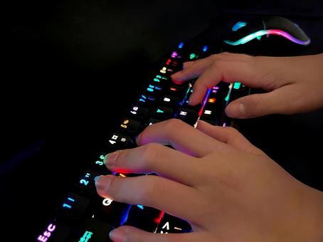 ゲーミングキーボードをタイピングする手元 ゲーミングキーボードをタイピングする手元 ゲーミングキーボード,ゲーム,ゲーマーの写真素材