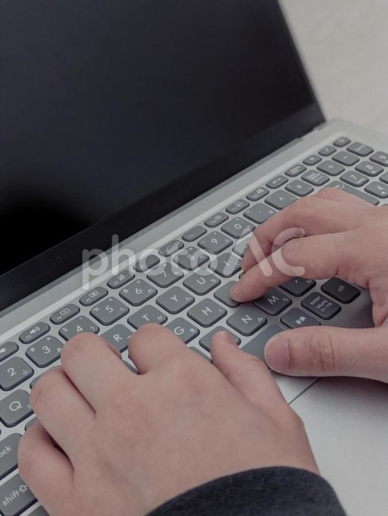 キーボードを打つ手元(縦サイズ) タイピング,キーボード,ブラインドタッチの写真素材