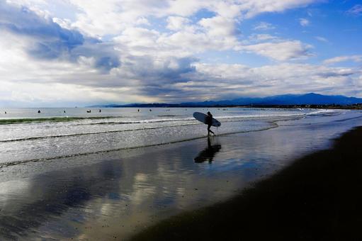 湘南・海辺のサーファー 湘南・海辺のサーファー 湘南・,人物,サーファーの写真素材