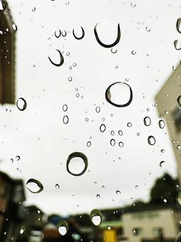 ガラス越し 水滴 雫 ガラス越し 水滴 雫の写真