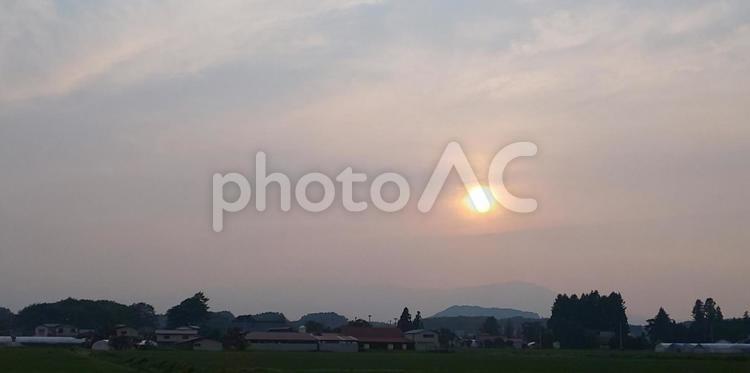 田舎町へ沈む夕日 夕日,田舎,田舎町の写真素材