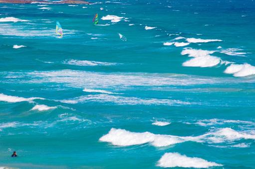 美しい白浜海岸とウィンドサーフィン 美しい白浜海岸とウィンドサーフィン 白浜海岸,海,エメラルドグリーンの写真素材