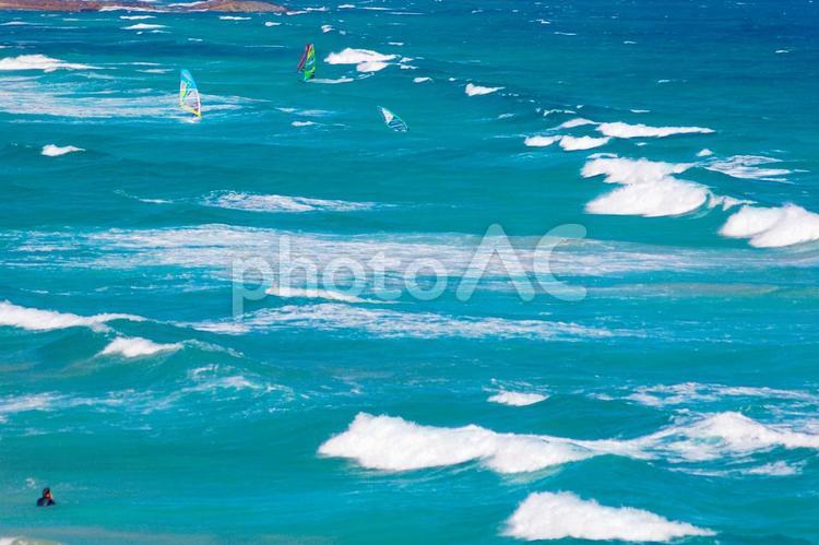 美しい白浜海岸とウィンドサーフィン 白浜海岸,海,エメラルドグリーンの写真素材