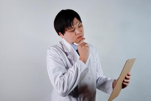 考える医師の姿 考える医師の姿 医師,白衣,メモ帳の写真素材