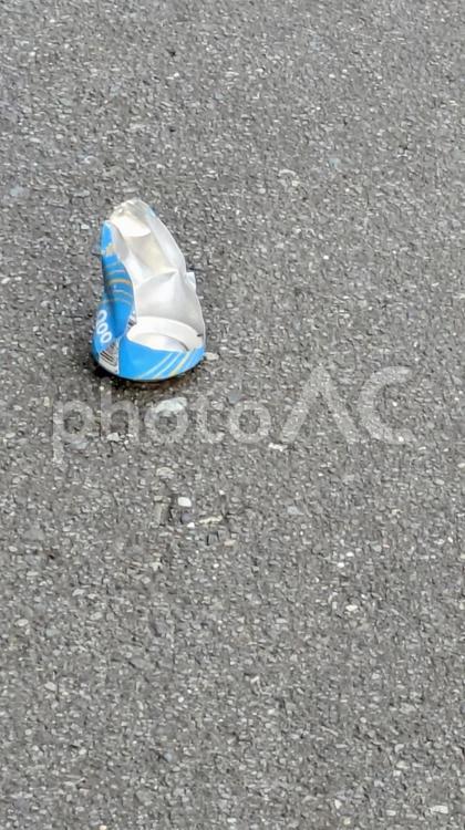 捨てられた朽ちた空き缶 道路,空き缶,アルミの写真素材