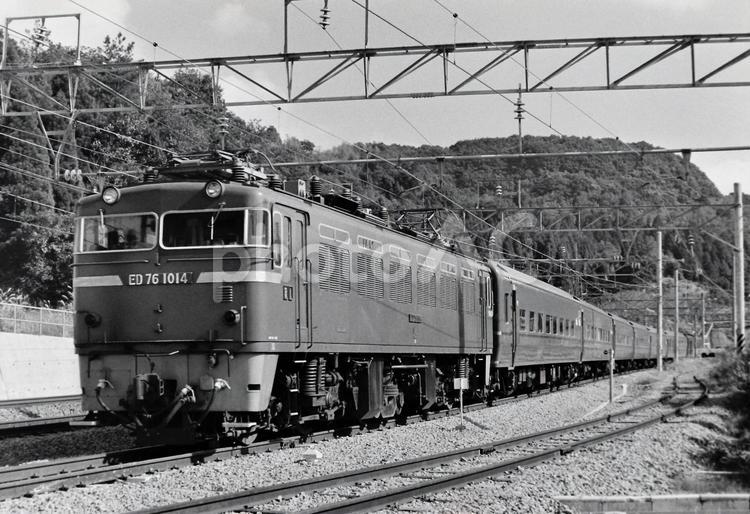 ED76けん引の寝台特急「はやぶさ」 のりもの,鉄道写真,国鉄車両の写真素材