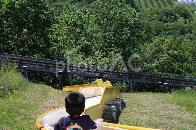 長い滑り台を滑る男の子たち 滑り台,長い,男の子の写真素材