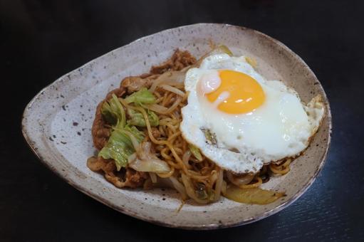 焼きそばの半熟目玉焼き載せ 焼きそば,目玉焼き,玉子の写真素材