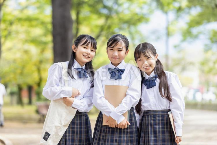 制服を着た笑顔の女子学生 仲良し,楽しい,制服の写真素材