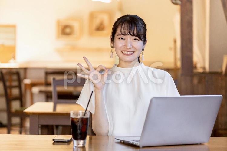 カフェでリモートワークをする女性（OK） テレワーク,カフェ,喫茶店の写真素材