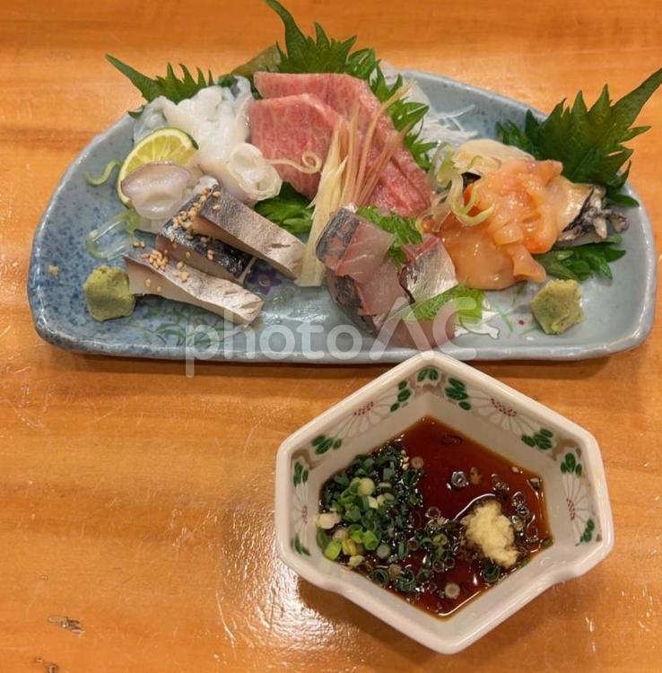 R7.5.3　お刺身盛り合わせと付けダレ 刺身盛り合わせ,付けダレ,アワビの写真素材
