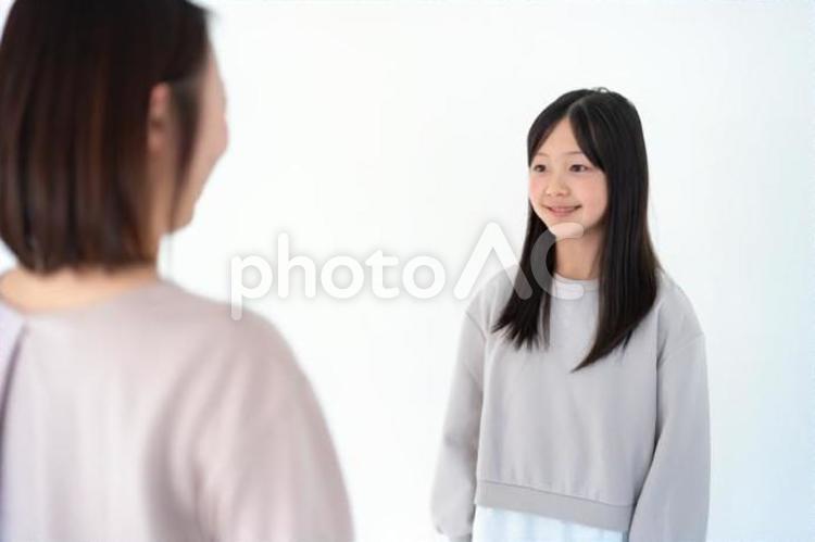 話をする女の子とお母さん 親子,仲良し,上半身の写真素材
