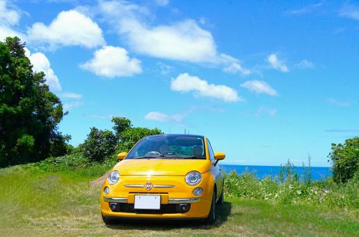 丘の上のイタ車と夏景色 丘の上のイタ車と夏景色 海,車,高台の写真素材