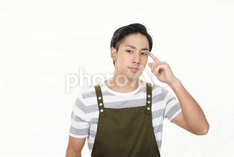 考えるエプロン姿の男性 男性,家事,考えるの写真素材