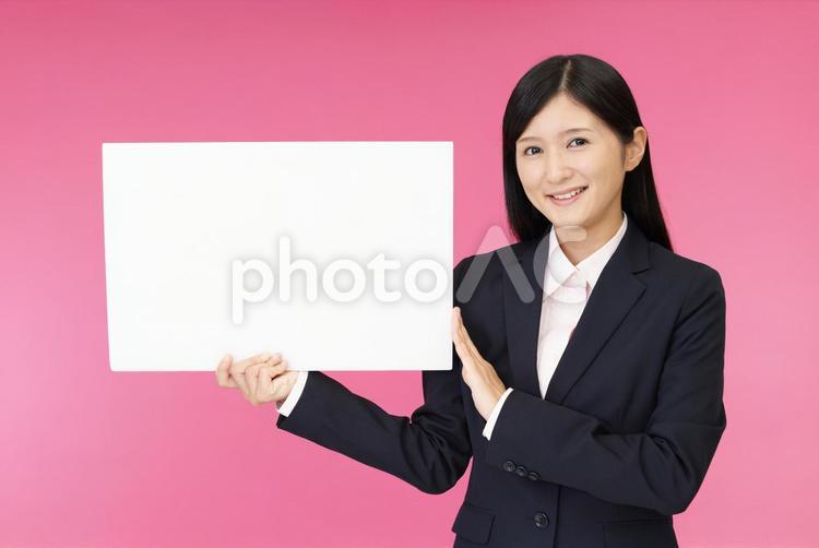 ホワイトボードを持つビジネスウーマン ビジネス,女性,仕事の写真素材