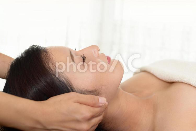 エステサロンで施術を受ける女性 美容,スキンケア,エステサロンの写真素材