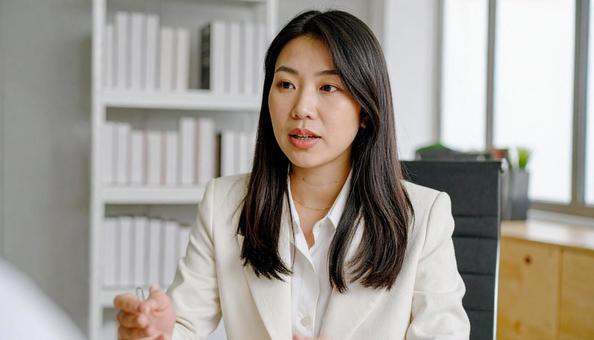 打ち合わせする若い日本人ビジネスウーマン 打ち合わせする若い日本人ビジネスウーマンの写真