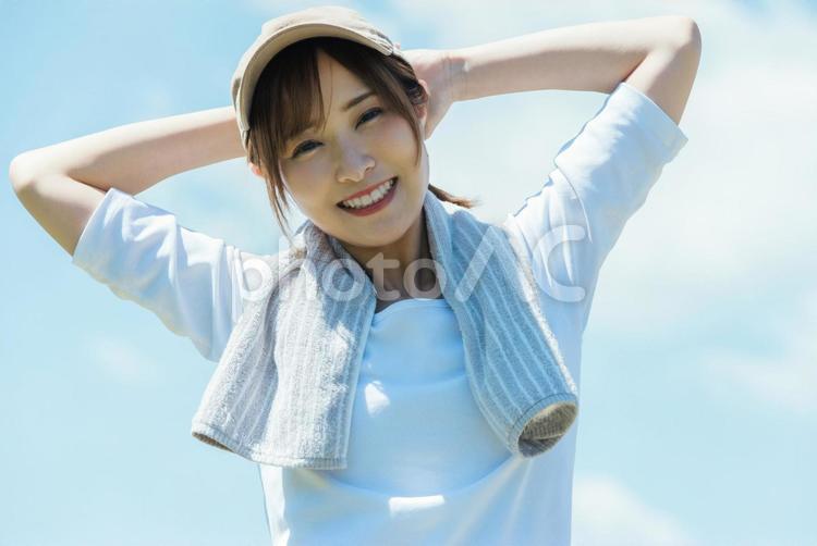 タオルを首にかけて微笑む女性 女性,農業,酪農の写真素材