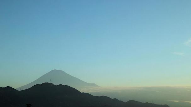 東名高速道由比PAから望む初秋朝の富士山 東名高速道由比PAから望む初秋朝の富士山の写真