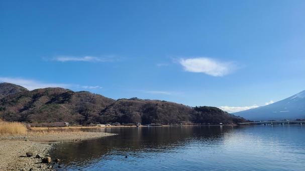 湖沿いをウォーキング 河口湖,湖,山の写真素材