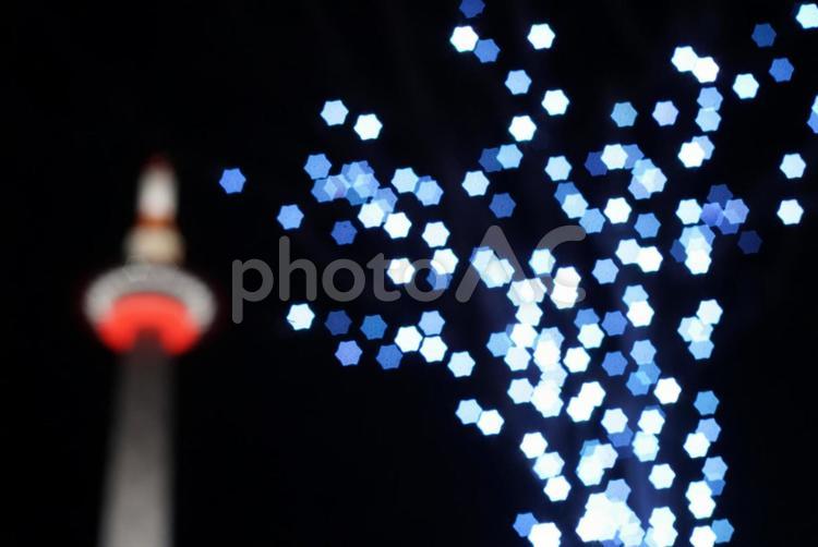 京都タワーとクリスマスイルミネーション クリスマス,京都タワー,京都駅前の写真素材