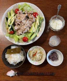 政府備蓄米としゃぶしゃぶサラダなどの夕食 政府備蓄米としゃぶしゃぶサラダなどの夕食の写真