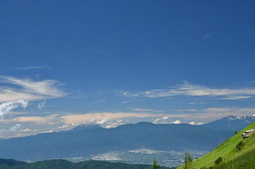 美ヶ原高原 青い空と白い雲 美ヶ原高原 青い空と白い雲 草,屋外で,晴れの写真素材