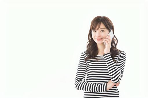 若い女性 スマートフォン 話す 若い女性 スマートフォン 話すの写真