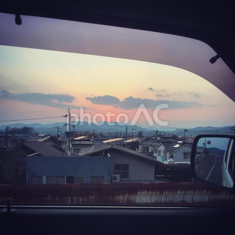 車から見た夕暮れの町 夕暮れ,夕焼け,日没の写真素材
