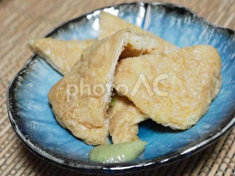自宅でおつなみ用いなりあげ おいなりさん,稲荷揚げ,油揚げの写真素材