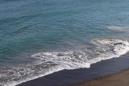 青い海と白い波のある波打ち際と砂浜の海岸 青い海と白い波のある波打ち際と砂浜の海岸 青い,海,白いの写真素材