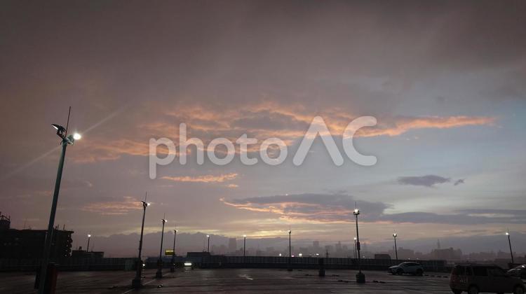 屋上の駐車場から見る夕焼け空 ショッピングモール,屋上,駐車場の写真素材