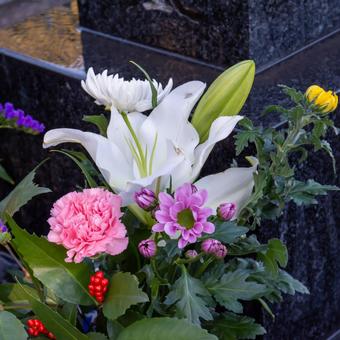 供花 供花,お供えの花,お墓参りの写真素材