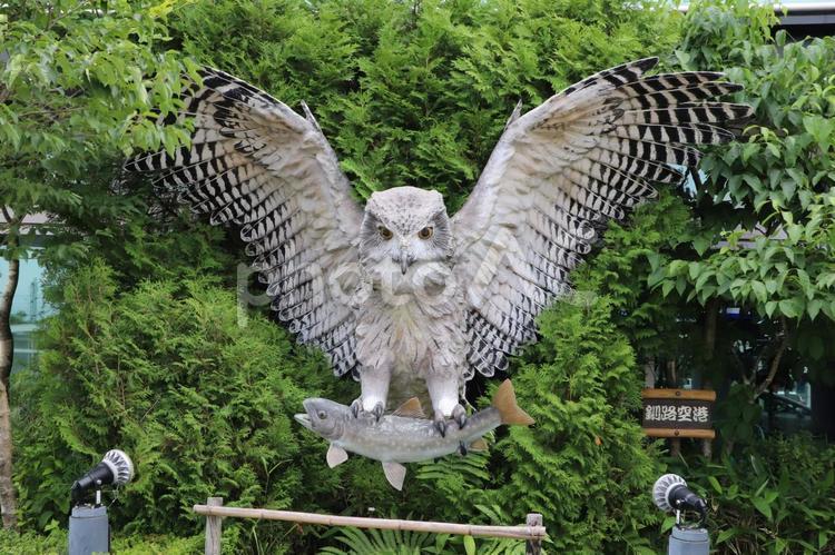 釧路空港　シマフクロウのモニュメント たんちょう釧路空港,シマフクロウ,モニュメントの写真素材