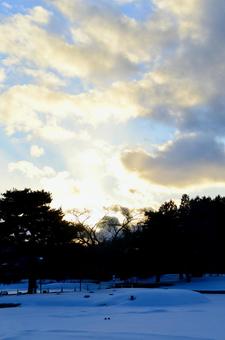美しい雪と夕日のコントラスト 美しい雪と夕日のコントラストの写真