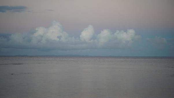 海 海 シルエット,朝焼け,読谷の写真素材