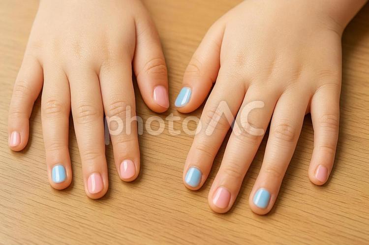 カラフルな子供のネイル・ネイルアート・指 子供,ネイル,ネイルアートの写真素材