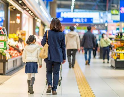 商店街を歩く人の写真