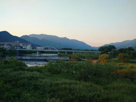 夕暮れの川の風景 夕暮れの川の風景 自然,壁紙,山の写真素材