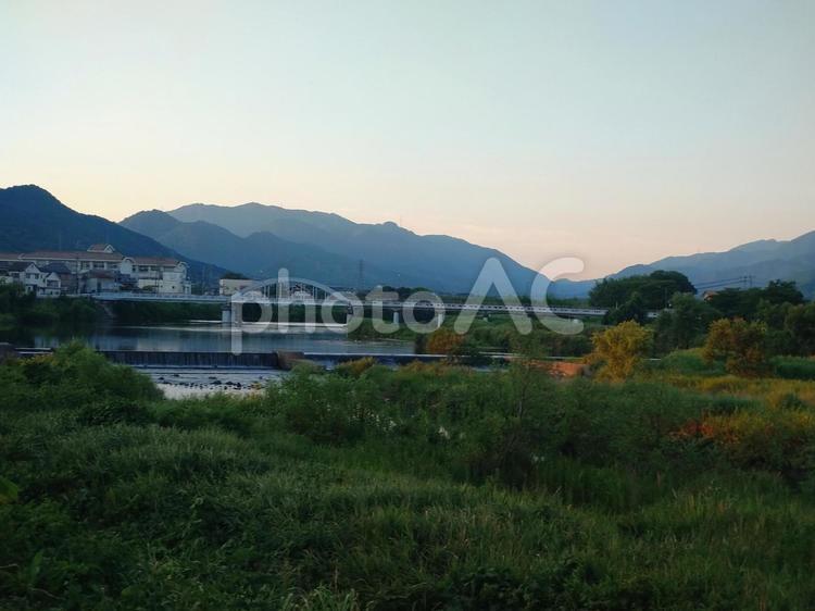 夕暮れの川の風景 自然,壁紙,山の写真素材