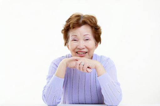 高齢者女性 白背景 上半身の写真
