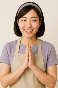 女性が笑顔で拝む様に手を合わせている 女性が笑顔で拝む様に手を合わせているの写真