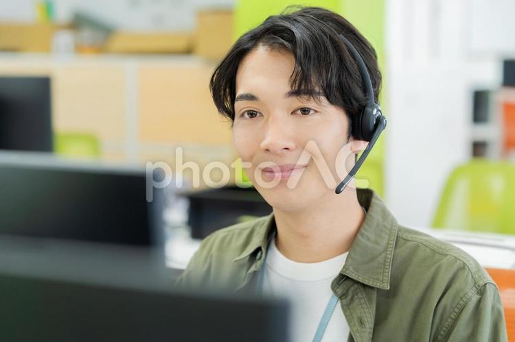 オフィスで働く男性のオペレーター オペレーター,笑顔,ヘッドセットの写真素材