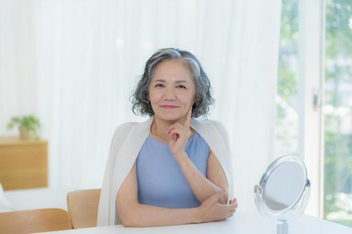 スキンケアをするシニア女性 スキンケアをするシニア女性 美容,シニア,笑顔の写真素材