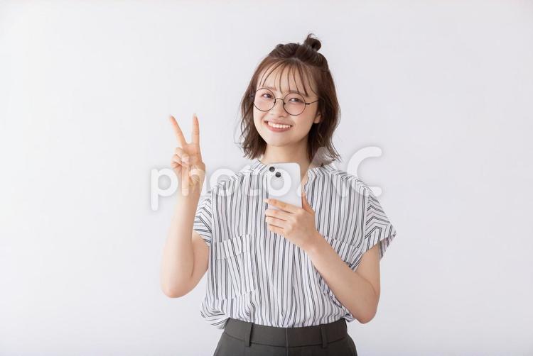 スマートフォンを使う女子大生 女性,人物,スマートフォンの写真素材