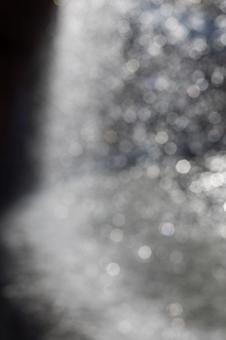 光と水の玉ボケ背景_縦の写真