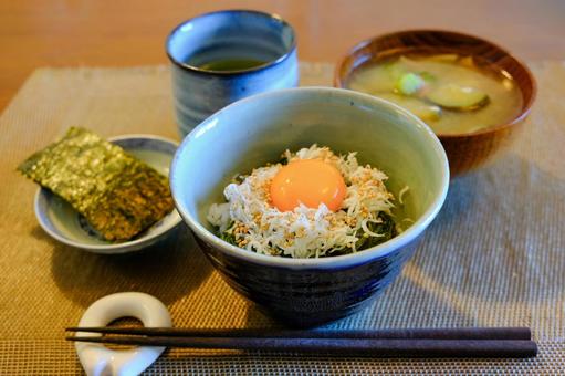 めかぶしらす玉子ご飯の和朝食 めかぶしらす玉子ご飯の和朝食 朝食,和食,めかぶの写真素材