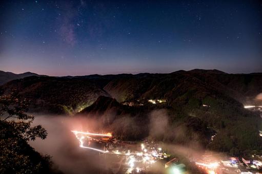 カルスト山荘展望台と街の光 カルスト山荘展望台,展望台,星の写真素材