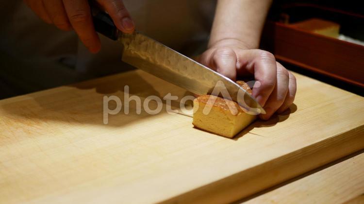 寿司職人が玉子焼きを切る 寿司職人,高級店,手さばきの写真素材