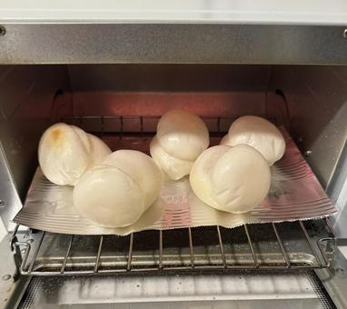 トースターで焼かれた餅 トースターで焼かれた餅の写真